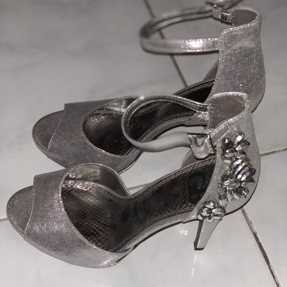 Silver high heels. SIZE 8 IN WOMENS.